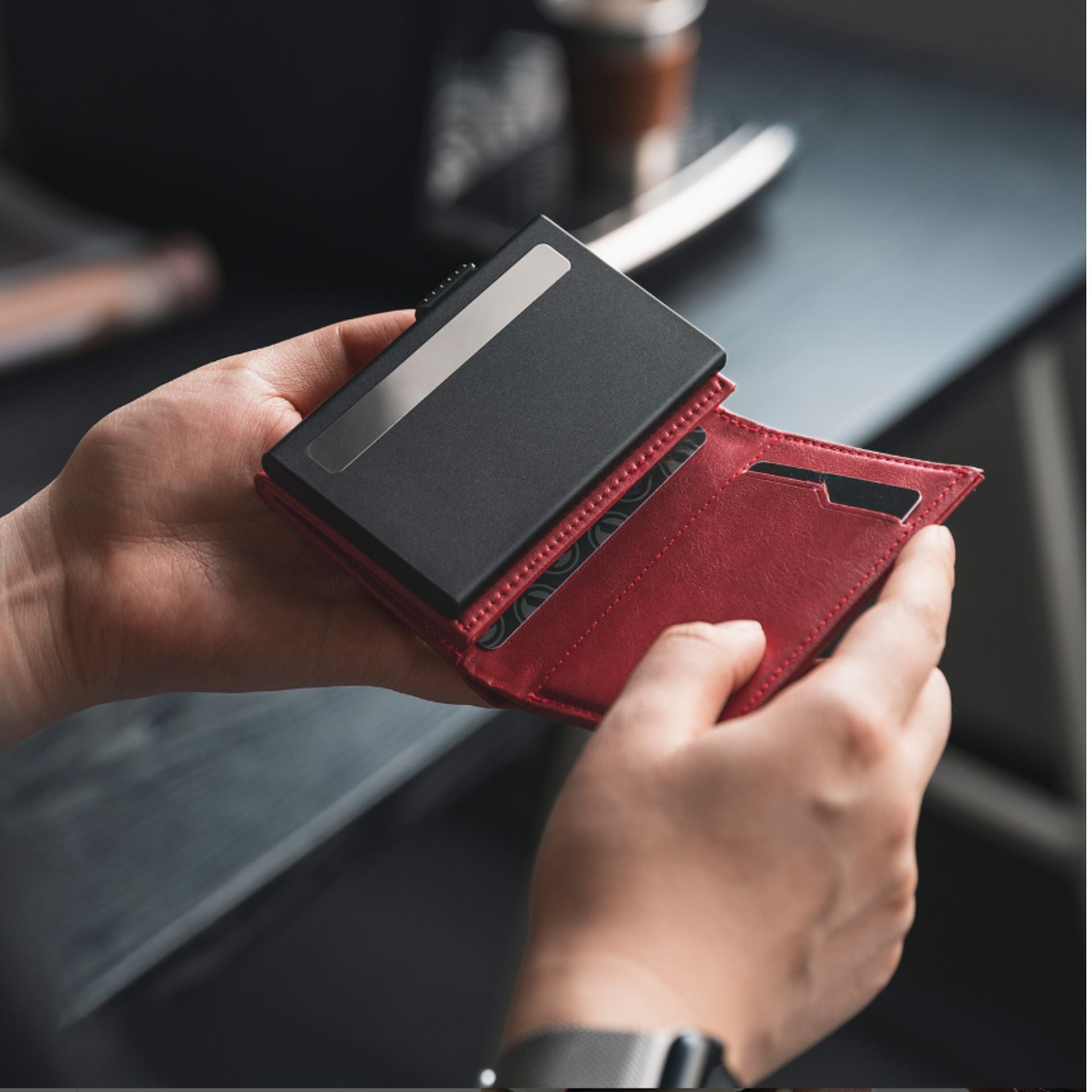 Crimson Red | Rojo carmesí